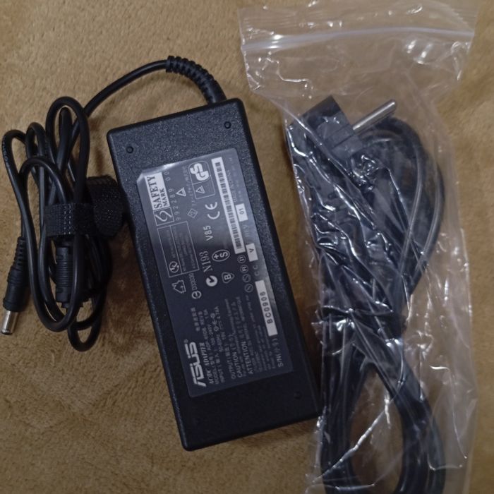 Продам зарядку на компьютере Asus