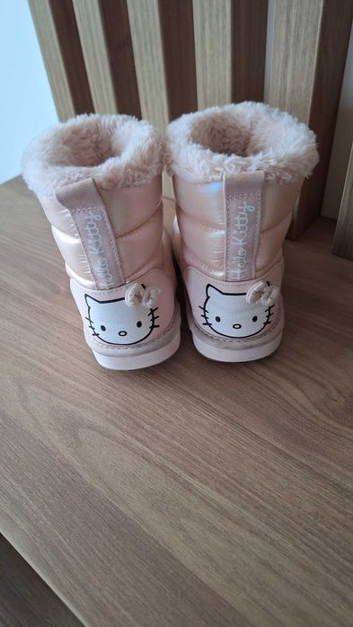 Топли боти за момиче. Размер 26/27. От HM. Използвани.