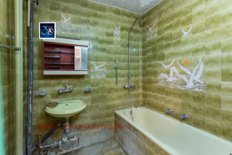 Продава се Тристаен апартамент в Плевен, 9-ти квартал - 105 кв.м за 1239 €/кв.м - Снимка #10