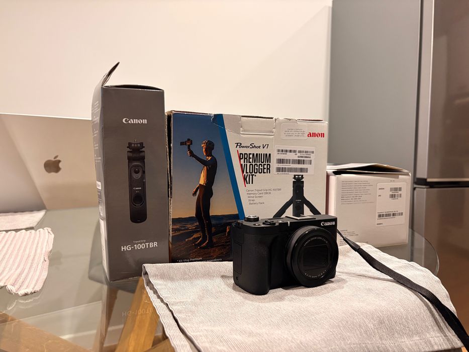 Canon Powershot V1 - Premium Vlogger Kit + Flashlight + Canon AD-E1