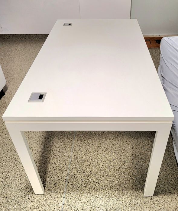 5 birouri albe cu doua orificii pentru cabluri
