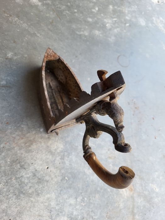 Старинна ютия на въглища