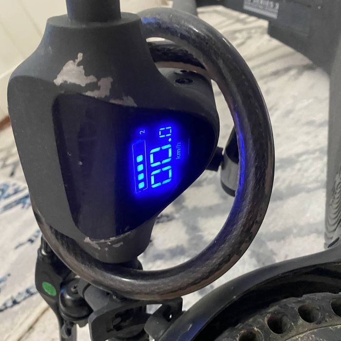 Электронный самокат холати жуда аьло  почти хайдалмаган балонлари  зур