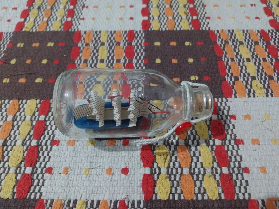 Suvenir corabie în sticlă.
