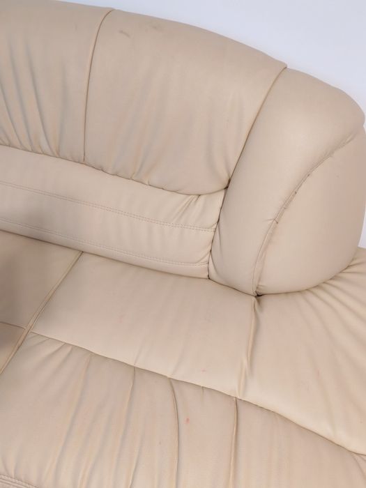Vând colțar de sufragerie fix si fotoliu din piele culoare crem dimensiunea colțarului 230.l/210. Canapeaua nu este extensibilă