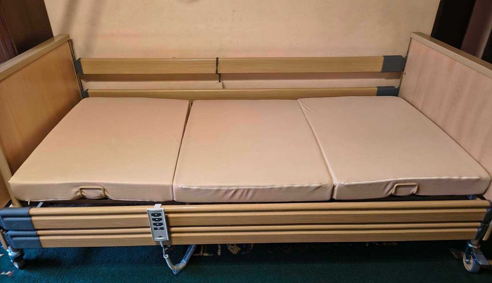 Електрическо болнично легло BURMEIER, дюшек, матрак, инвалидни колички