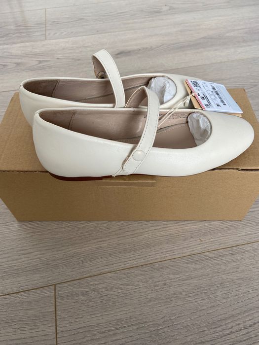 Vand pantofiori de piele Zara