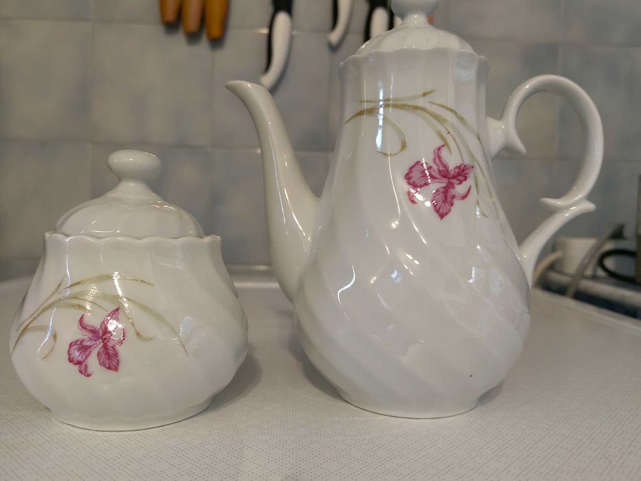 порцеланови чаши за кафе с чинийки, захарница и каничка