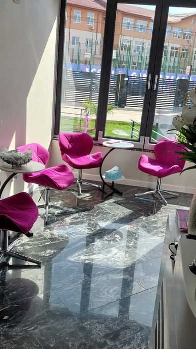 inchiriez post frizerie si manichiura