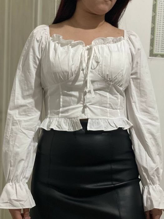 Белая кофтачка похожа на корсет