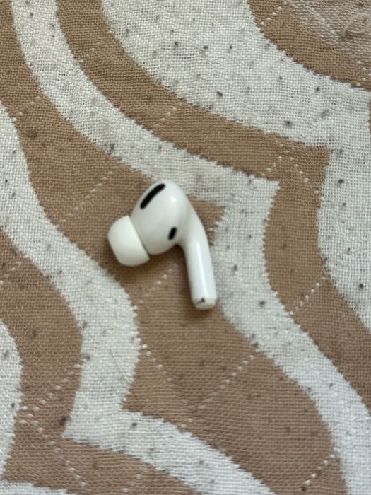 Правый наушник airpods pro 1