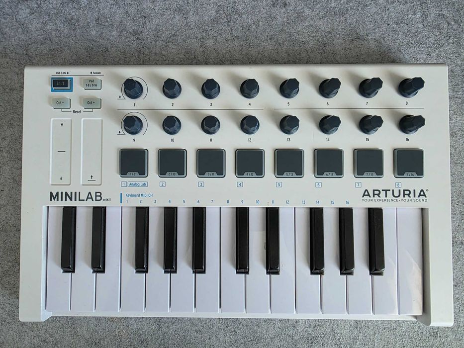 Controller MIDI Arturia MiniLab MkII – 25 Clape & 8 Pad-uri RGB