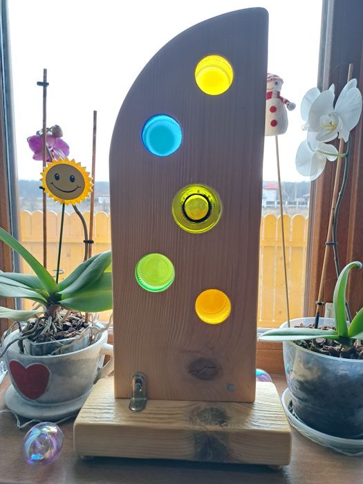 Decorațiune din lemn și sticlă reciclate  .