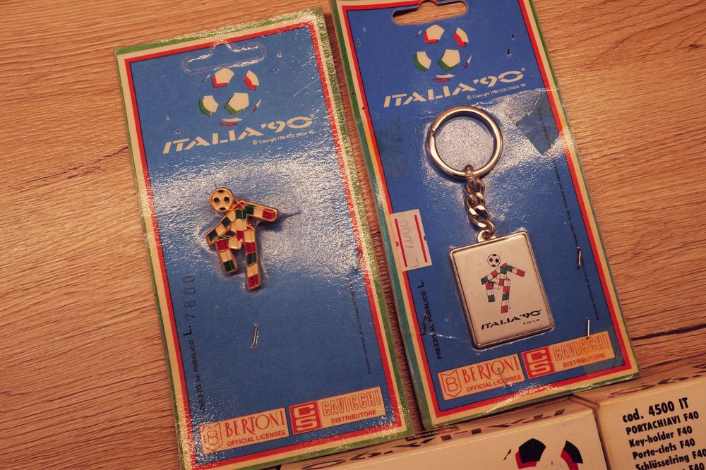 Suvenir vintage fotbal ITALIA 90 Ciao F40 Burago si Bertoni NOI