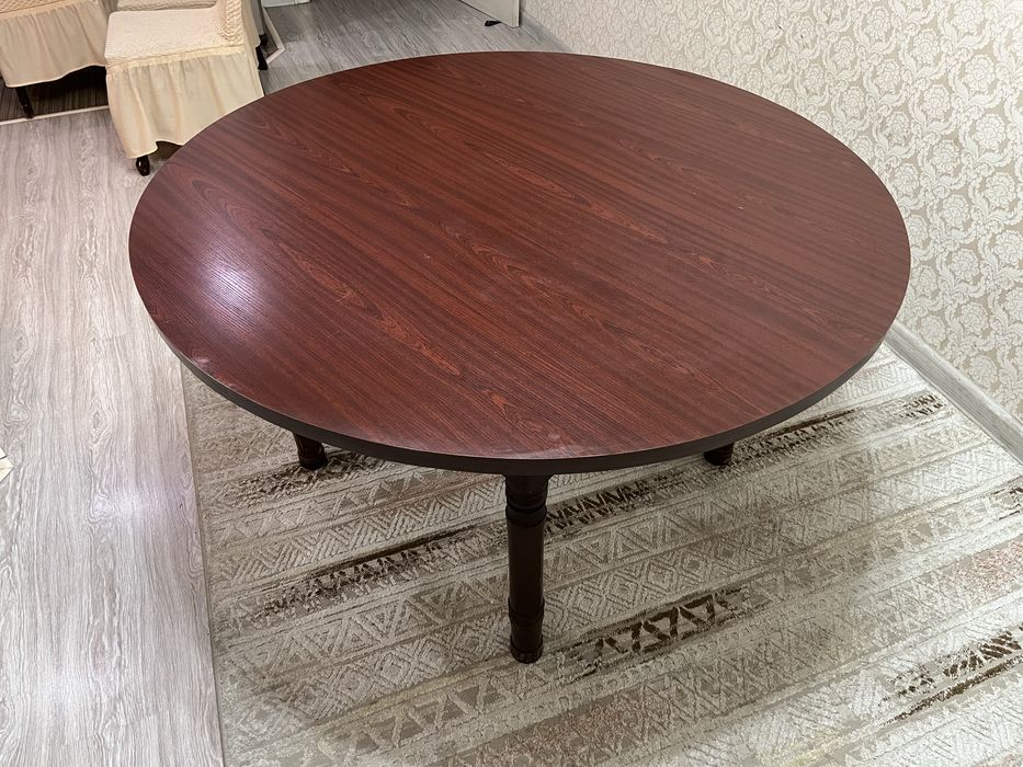 Круглый стол на 4 ножках из дерева