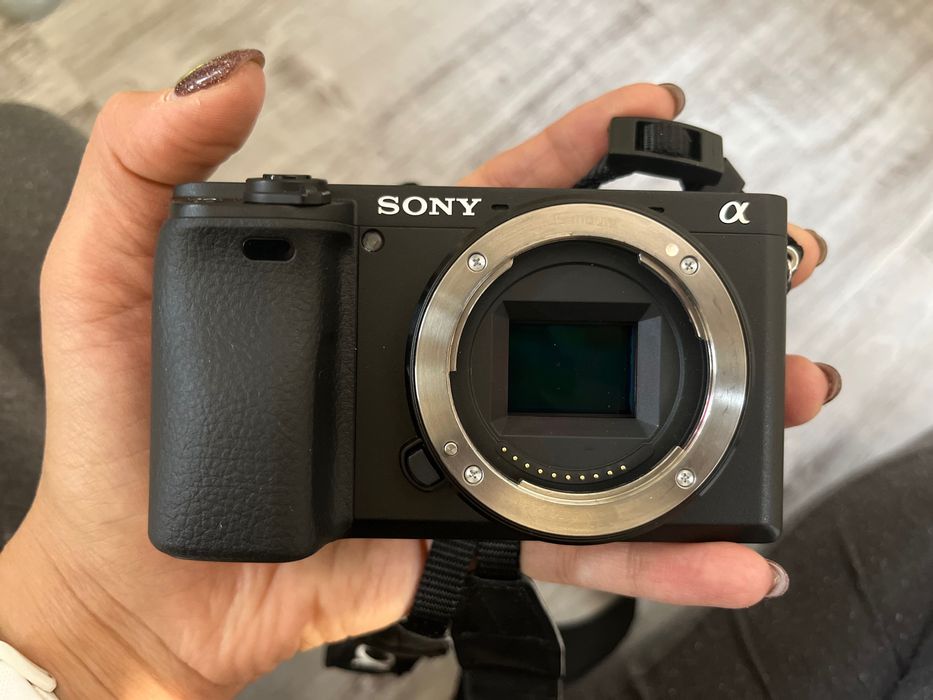 Sony A6400 + обектив Sony E 18-135mm f/3.5-5.6 OSS + FE 50mm F 1.8