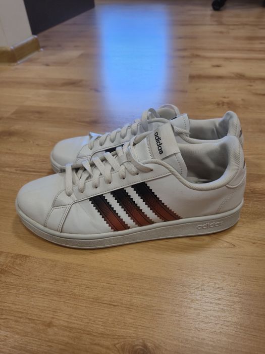 Бели обувки Adidas