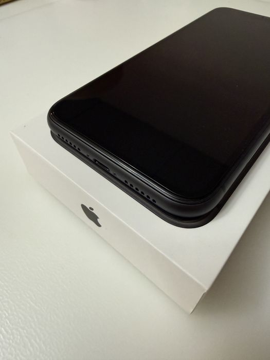 Vând TELEFON IPHONE 11 BLACK 64 GB (impecabil)