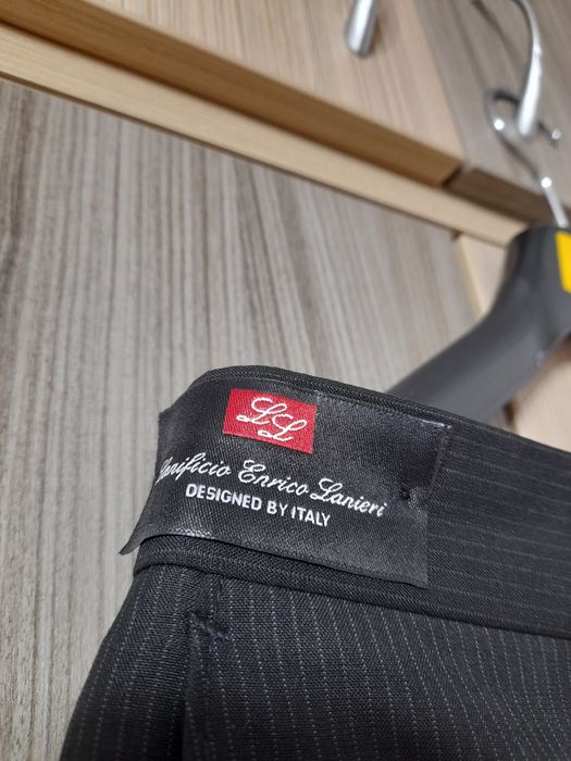 Pantaloni de costum barbatesc.