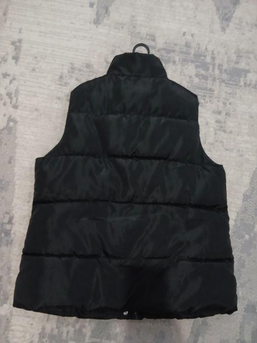 Безрукавка уни черная 50р 5000 торг!