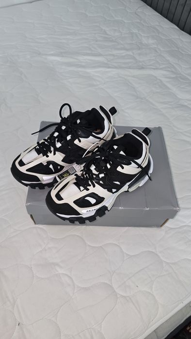 vând balenciaga track