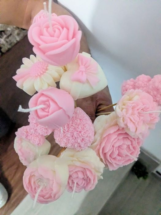 Lumânare decorativă tip buchet – cu ursuleț din ceară parfumata.