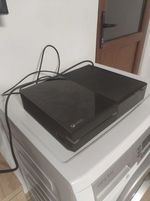 Xbox one in stare buna ridicare personala are jocuri precum mortal combat 11 GTA 5 roblox etc la locația mea