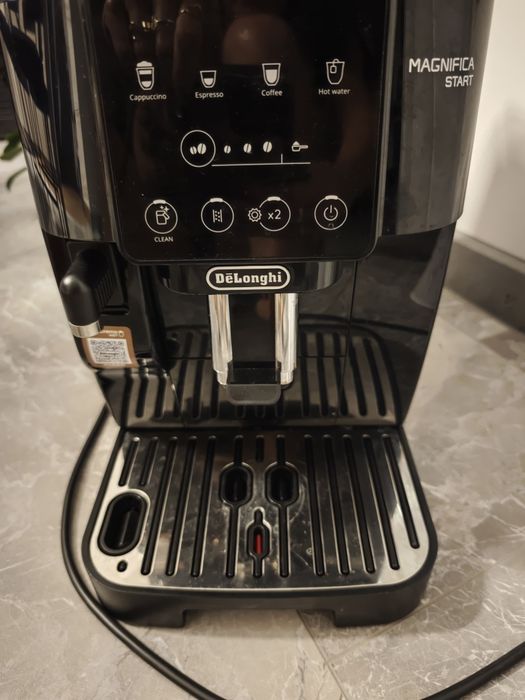 В ГАРАНЦИЯ! De’Longhi Magnifica Start Milk ECAM220.60.B, 5 напитки, технология LatteCrema, вградена мелачка с 13 настройки 1450W, 15 бара, Черен
