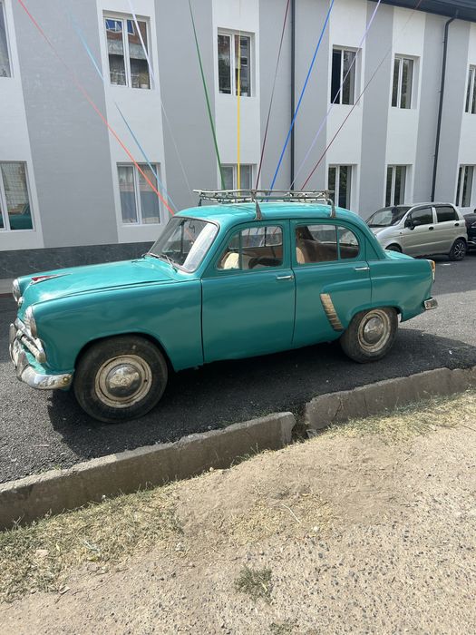 Продается Москвич 402,на ходу,нсть мотор отдельно и колеса