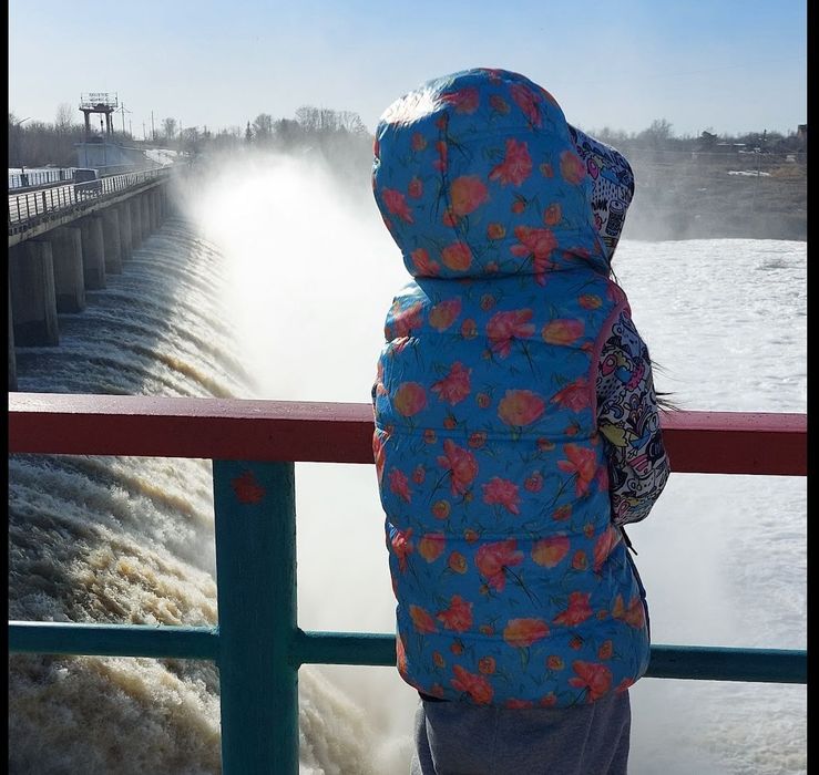Продам куртки , жилетку и плащ на девочку