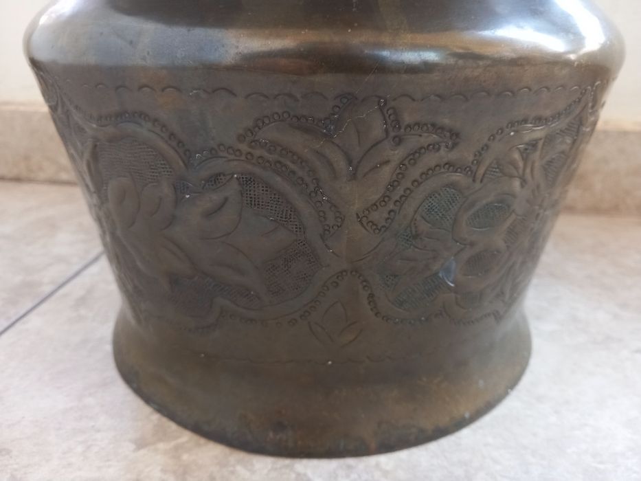 Медна саксия с орнаменти.