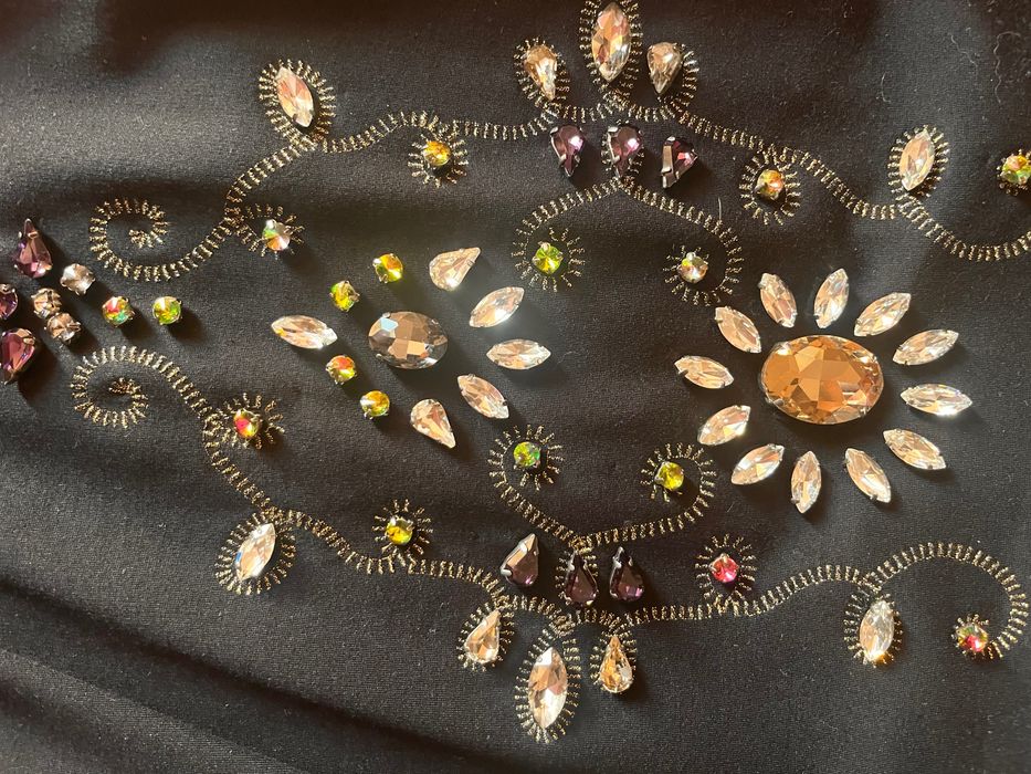 Чарна рокля с камъни