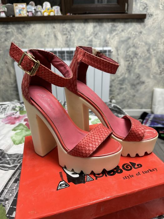 Продам босоножки-тракторы одевала несколько раз