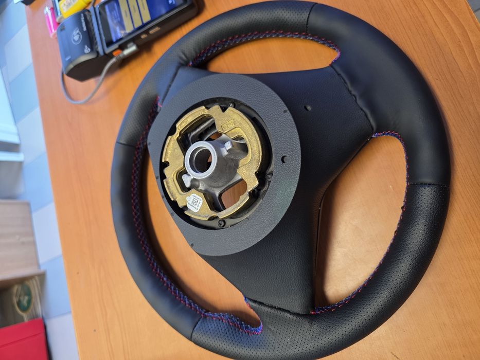 Volan BMW E60 cu amortizor , impecabil