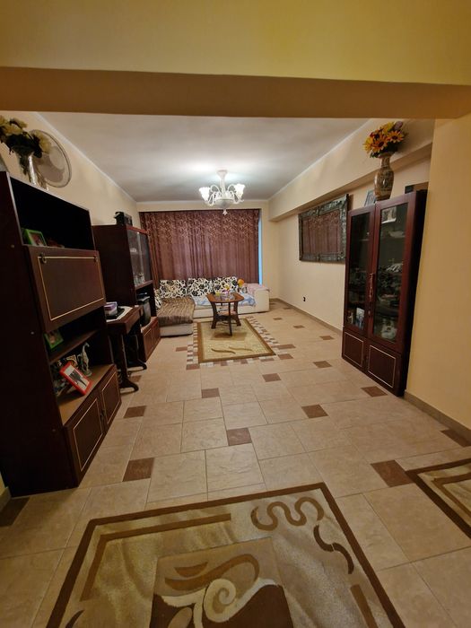 De vânzare apartament cu 4 camere la Trocadero 0734 491166