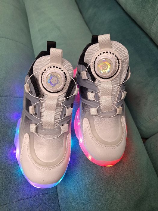 Adidași sport cu leduri