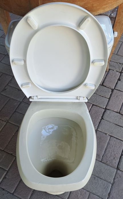 Унитаз с бачком бежевый