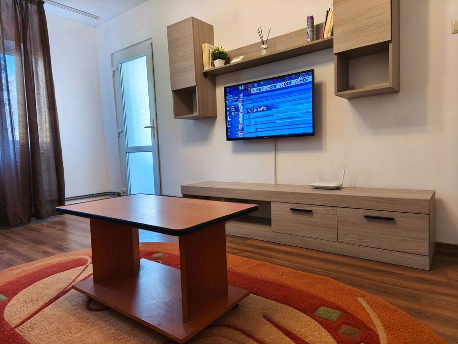 Inchiriez apartament 2 camere decomandat, etaj 2/4, 1 MAI, zona Pelendava