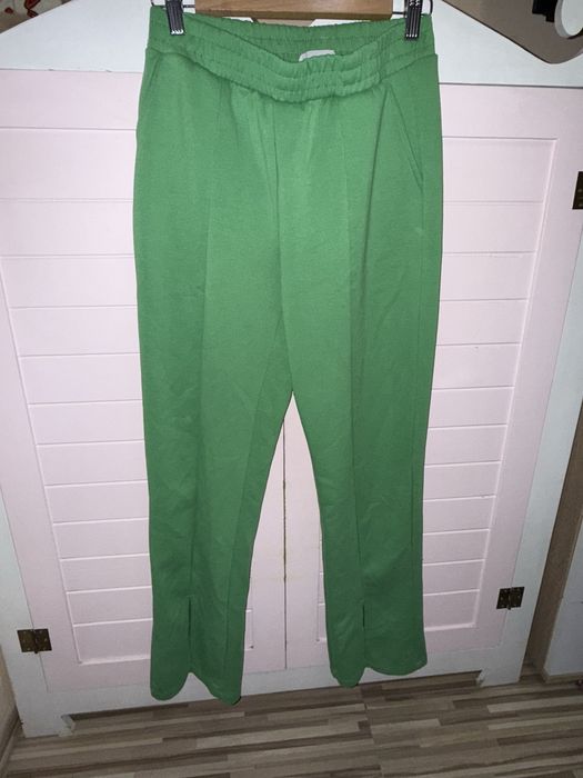 Няколко чифта дамски дънки и панталони