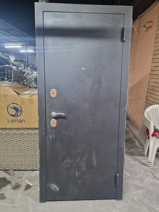 Металлическая дверь