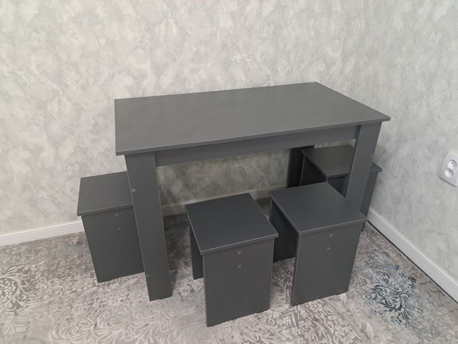 Стол кухонный с 4мя табуретками