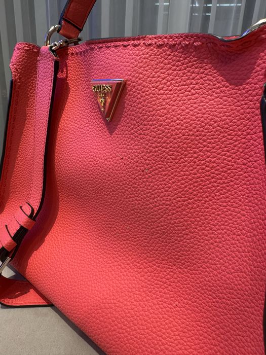 Дамска чанта на марката Guess.