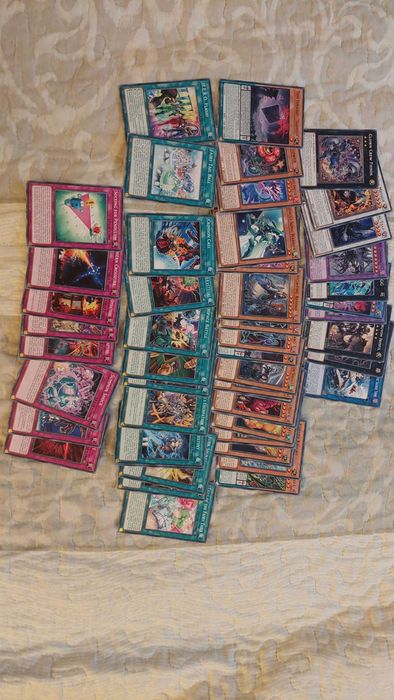Lot 122 carti yu-gi-oh in engleza conditii NM (near mint) common si ultra rare