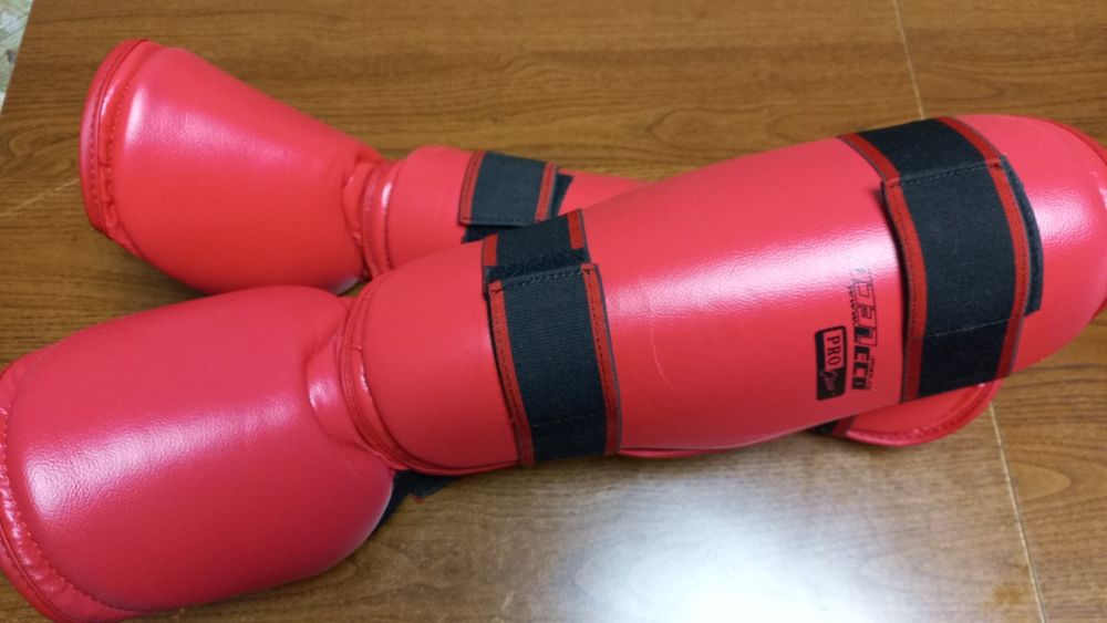 Продам шлем, перчатки и наколенники