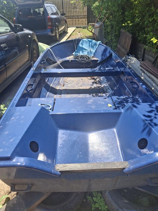 Vand barca  4m reconditionata complet  +mator yamaha 25 hp autolube  reconditionat complet nu necesita nici o investitie