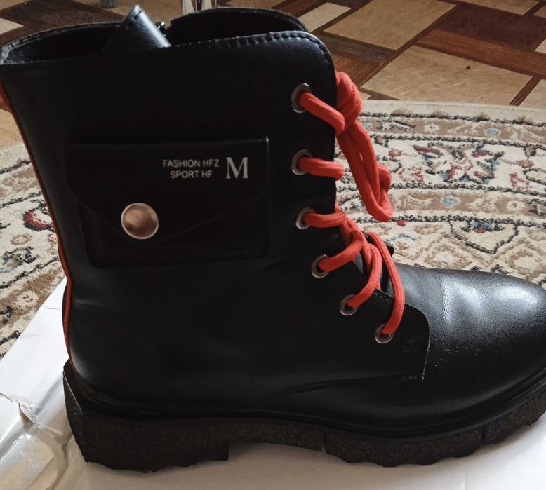 Продам детские ботинки