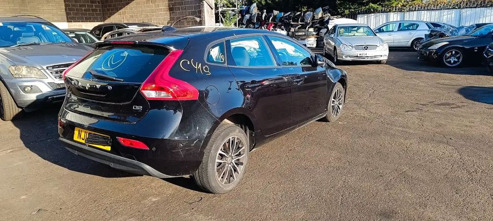 Dezmembrari / Dezmembrez Volvo V40 2.0 D4204T8 cutie viteze manuală cod culoare ONYX BLACK