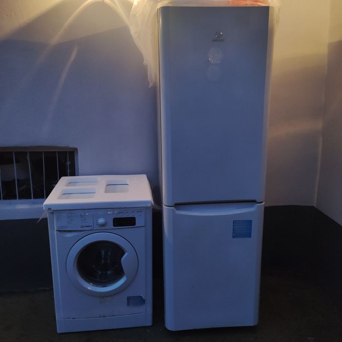 Mașina frigider indesit in stare foarte buna
