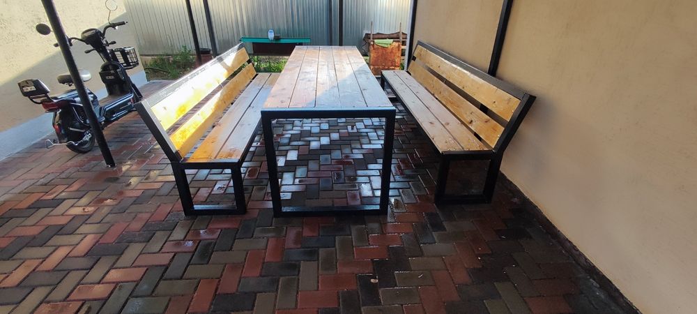 Стол и две лавки