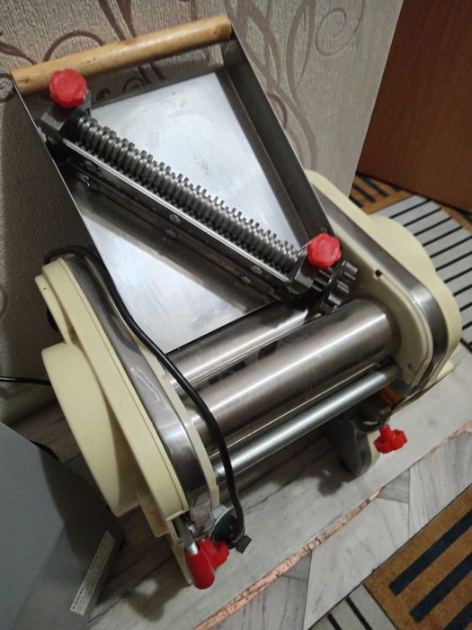 Электрическая тестораскатка-лапшерезка (2 в 1)